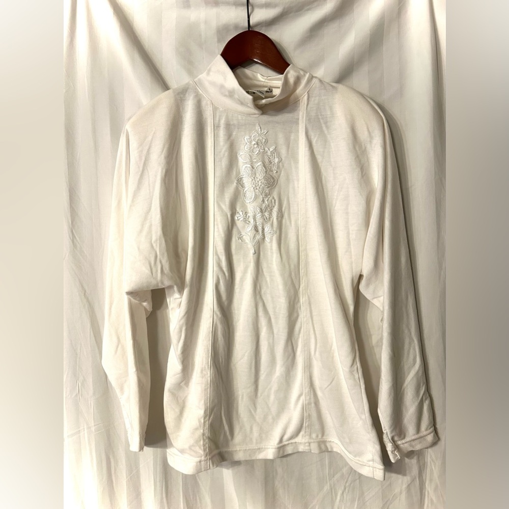 NWT White Floral Embroidered Blouse